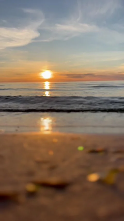 Vertical and blur video. Orange sunset sky, ocean waves and sandy beach.  Vidéo 280237970
