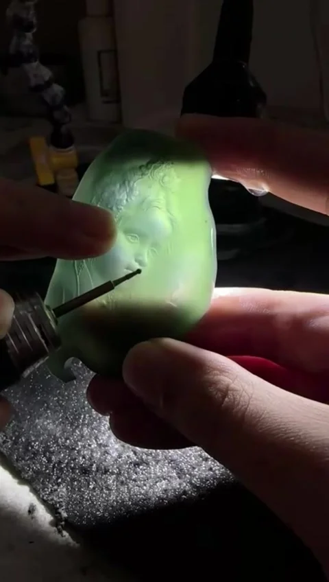 Vertical Artisan Hands Carving Jade Face With Rotary Tool 動画素材 334854847