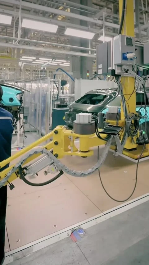 Vertical Assembly Worker Using Mechanical Assist Arm In Car Factory 動画素材 332958466