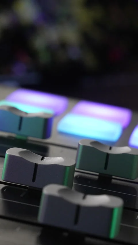 Vertical Audio Mixer Knobs And Lights Vídeo Stock 311051385