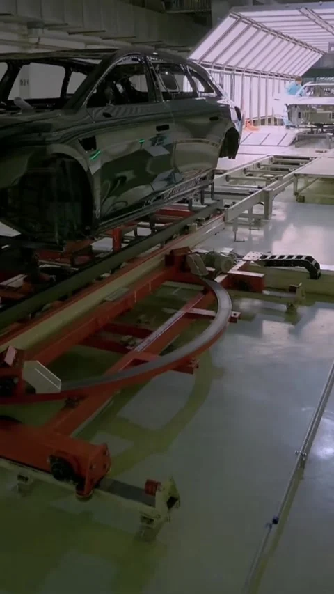 Vertical Automated Conveyor Platform Rotating Car Body In Assembly Plant Video stock 332957788