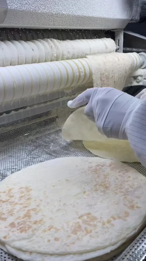 Vertical Automatic Flatbread Making Machine Processing Dough 스톡 동영상 334729615
