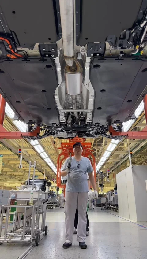 Vertical Automobile assembly line workers manufacturing car in factory 库存影片 335123696