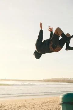Vertical Backflip on Beach at Sunset in Carcavelos 库存照片