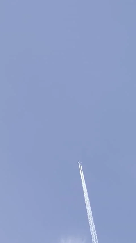 Vertical background of a plane flying in the sky, plane and its stele, Trips 스톡 동영상 171032947