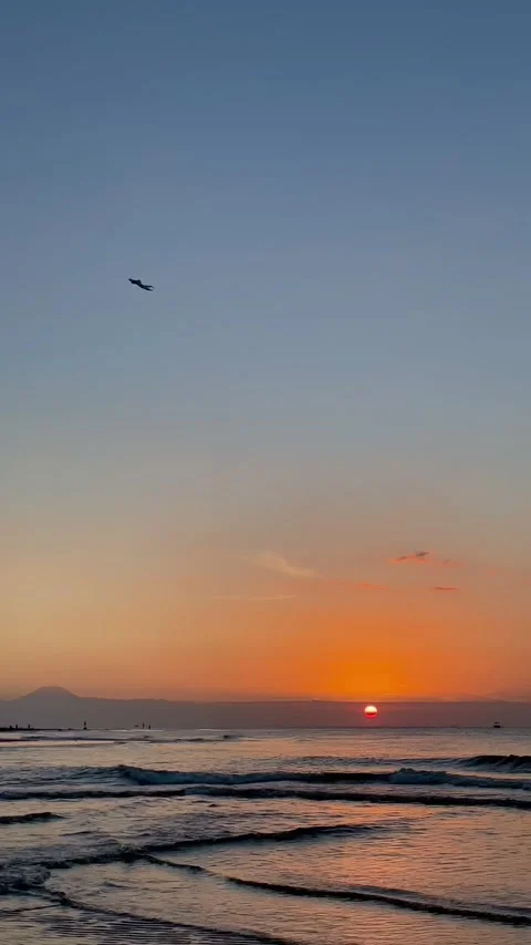 Vertical beach sunset with rolling waves in Bali Stock Footage 337857807