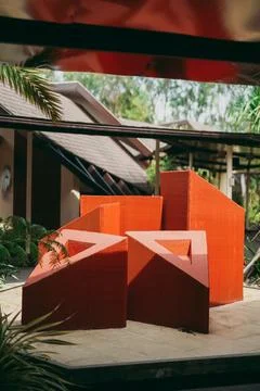 Vertical of beautiful triangular geometric shapes in the courtyard of a mesmeriz Foto stock