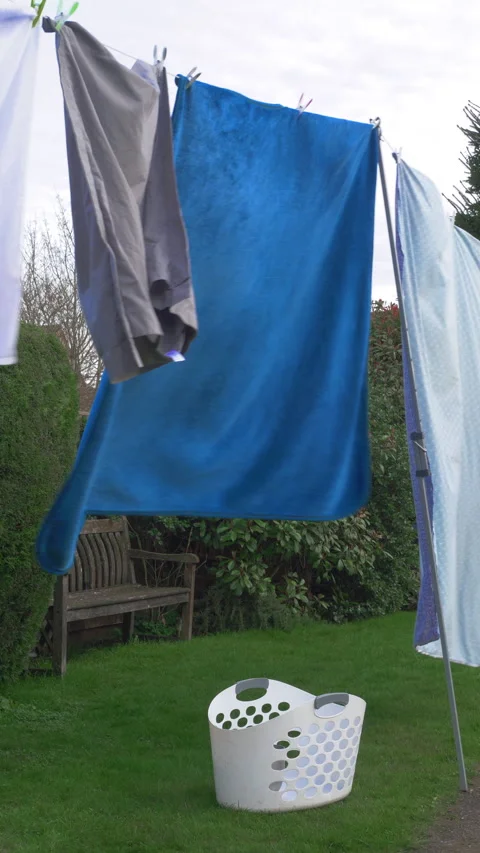 Vertical – Bedding laundry blowing dry on a washing line or clothesline. Vídeos de archivo 283464470
