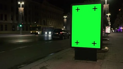 Vertical billboard with a green screen and track Markers on a European city Vidéo 202889026