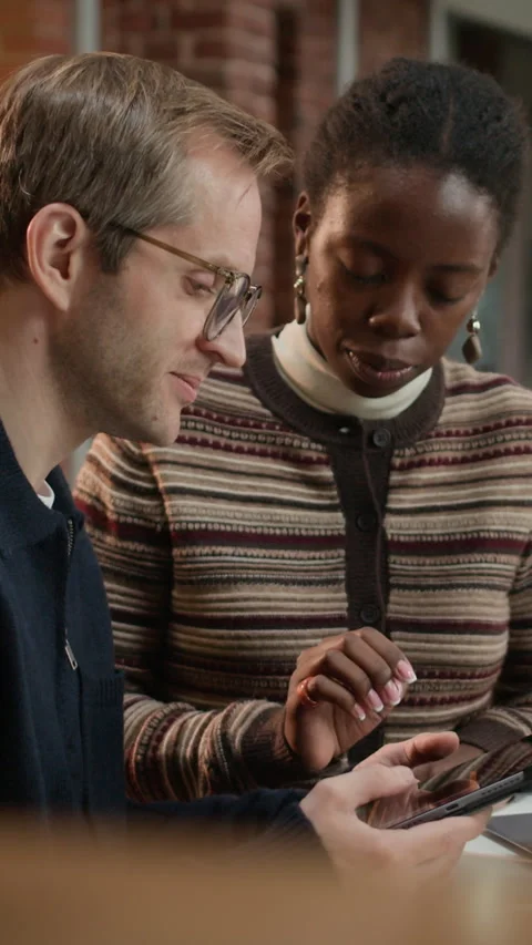 Vertical of Black Female Developer Teaching Coding on Tablet to Colleague Stockbeeldmateriaal 319993632