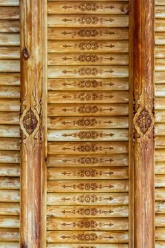 Vertical blank pattern of decorative patterns carved on wooden elements of th 库存照片