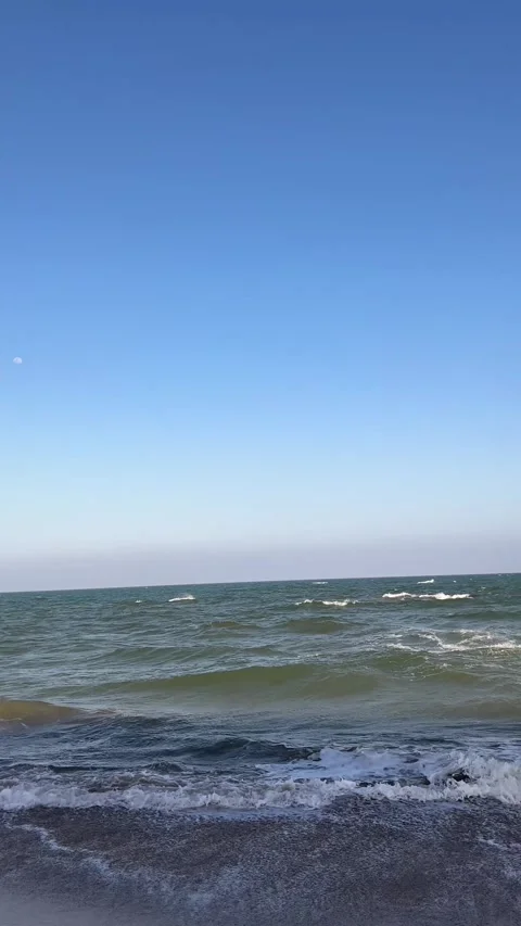Vertical Blue sea waves and moon in clear sky Vídeo Stock 334900438