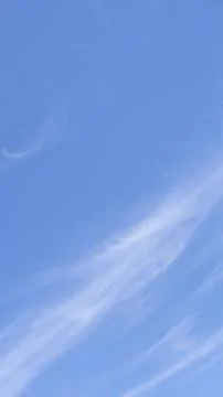 Vertical Blue Sky With Thin White Cloud Background Фото