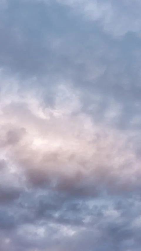 Vertical Blue‑Sky Cloud Drift with Smooth Atmospheric Motion. 库存影片 313219234