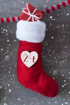 Vertical Boot With Gift, Cement Background, Christmas Eve, Snowflakes Foto stock