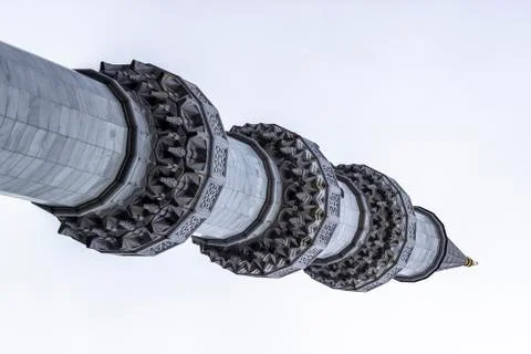 Vertical bottom shoot of islamic forms ornamented marble masonry minaret Foto stock