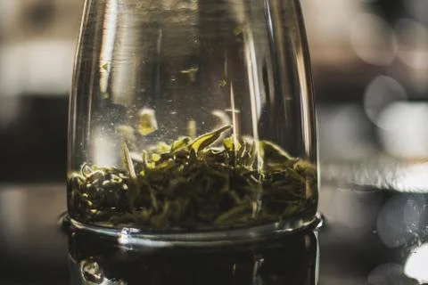 Vertical brewing of a tea 스톡 사진