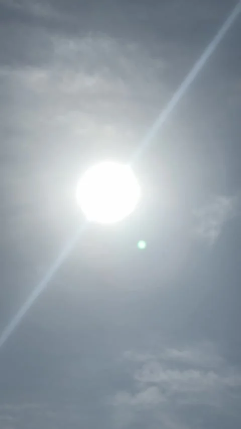 Vertical Bright sun with lens flare in a hazy grey sky Vídeo Stock 334901595