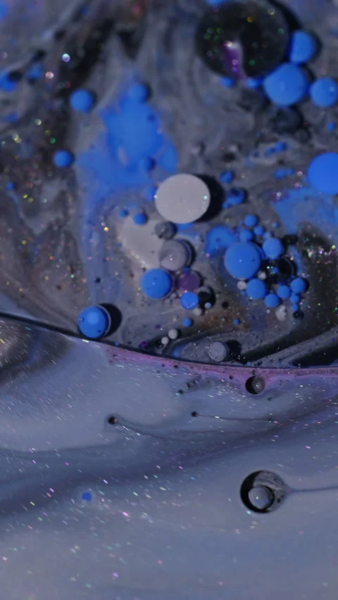 Vertical bubble water ink oil mix glitter droplet Video stock 334012397
