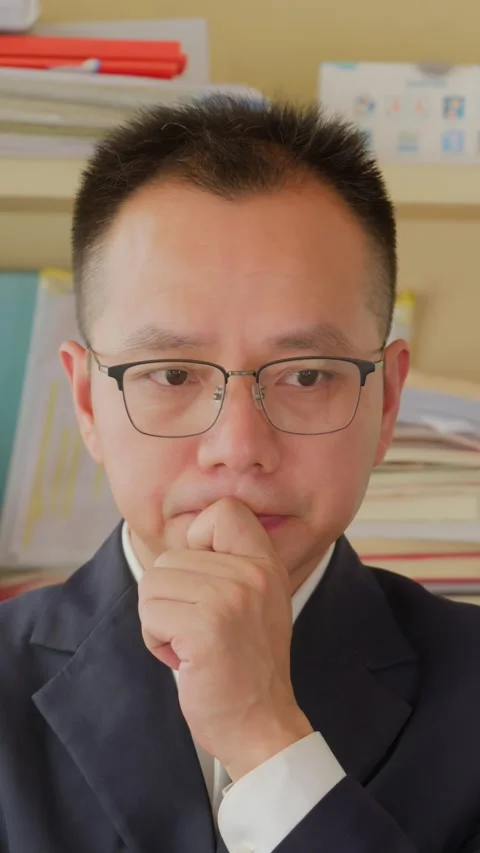 Vertical businessman thinking and decision for accounting. Stock Footage 342471884