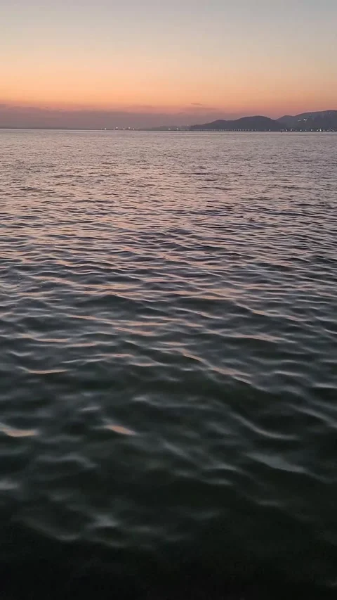Vertical Calm Evening Sea with Soft Sunset Sky and Gentle Ocean Waves, 1080p Vídeos de archivo 329427216