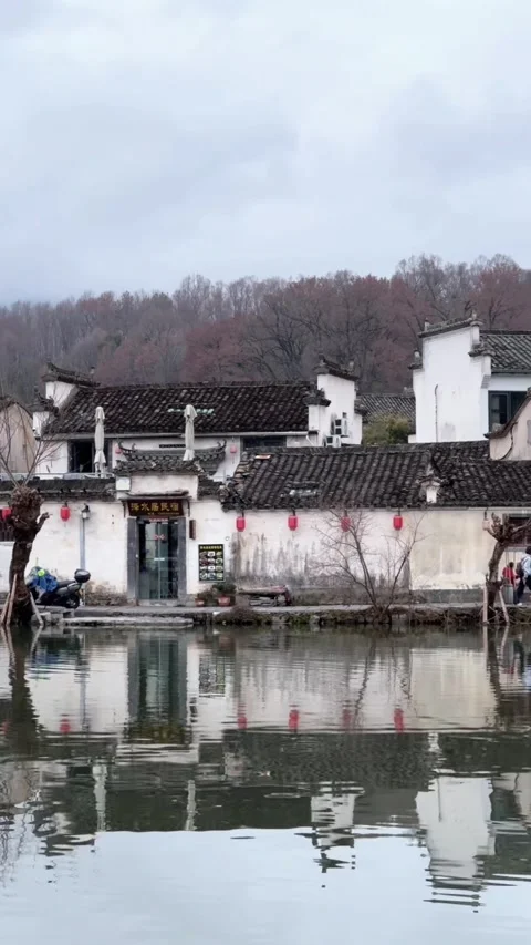 Vertical - Calm Lake Surface With Reflections of Traditional Chinese Houses Stock Footage 331761114