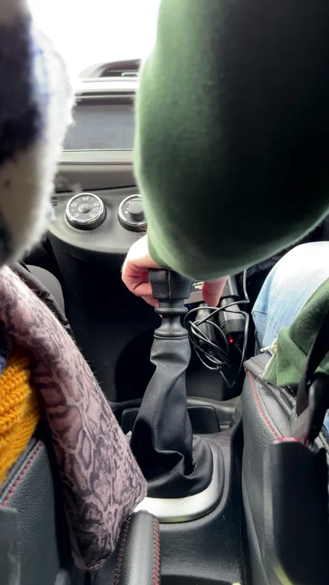 Vertical. Car driver hand changing gear. Vídeos de archivo 280929001