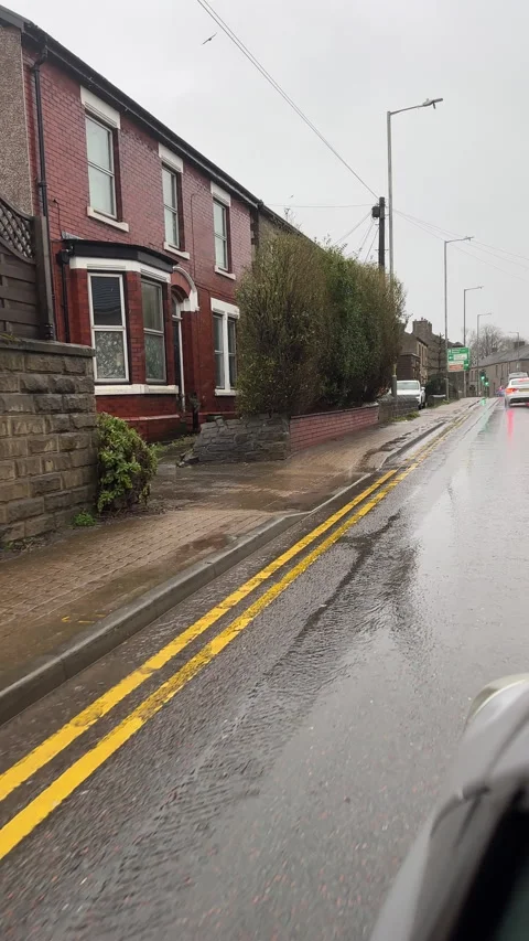 Vertical. Car point of view POV driving main street A57 road in Mottram in rain. Видео 331533953