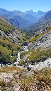 Vertical Carpathian Mountain Valley with Stream and High Peaks Foto stock