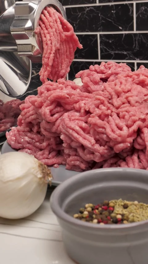 Vertical: Chef hand in white gloves distributes minced meat on a plate while usi Vídeo Stock 296109187