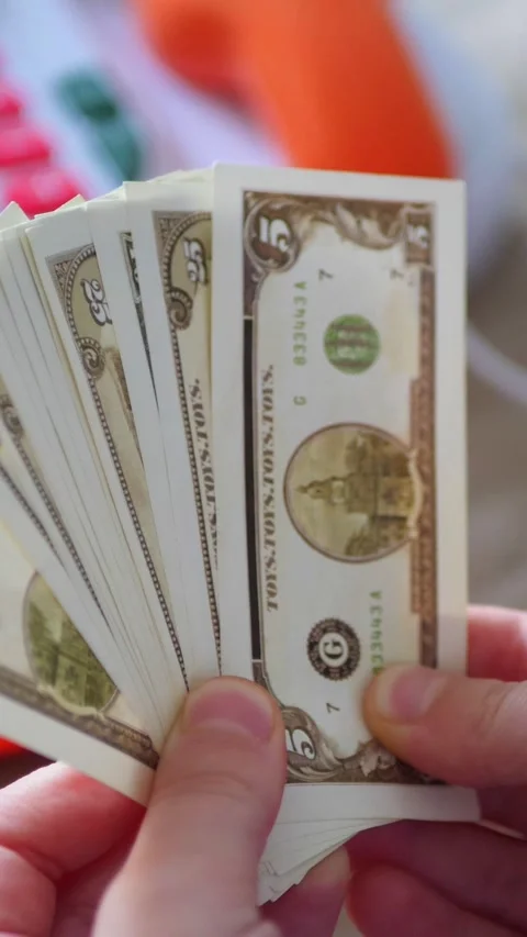 Vertical. A child's hands carefully handle play money Vidéo 304628985