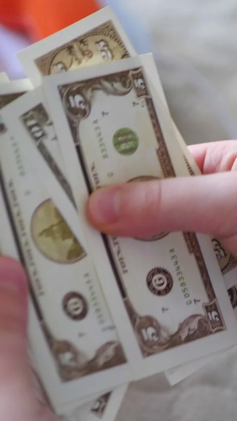 Vertical. A child's hands carefully handle play money Vidéo 304629009