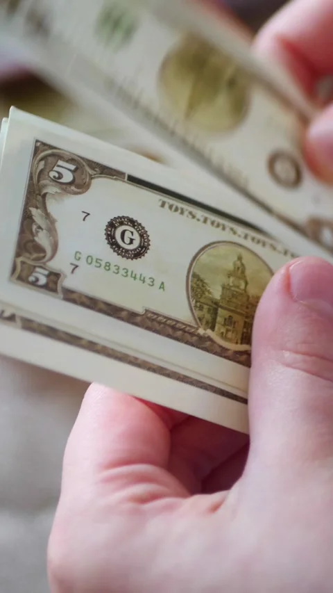 Vertical. A child's hands carefully handle play money Vidéo 304629108