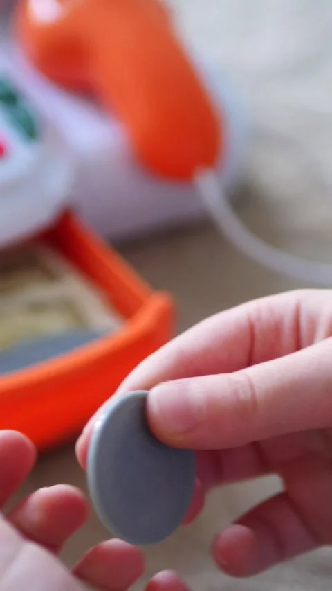 Vertical. A child's hands carefully handle play money Vidéo 304629211