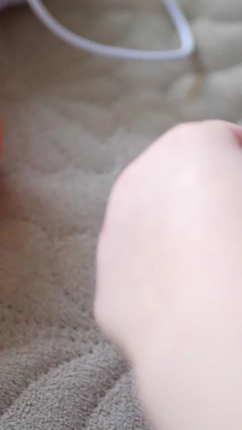 Vertical. A child's hands carefully handle play money Vidéo 304629221