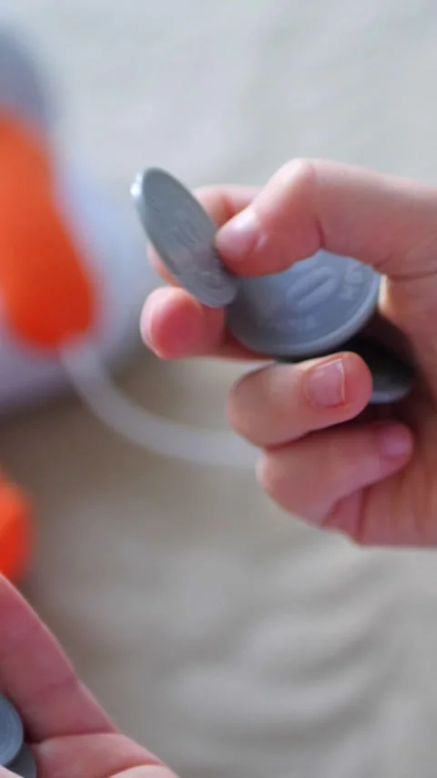 Vertical. A child's hands carefully handle play money Vidéo 304629266