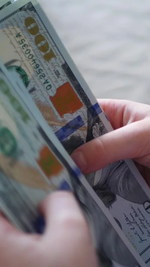 Vertical. A child's hands carefully handle play money Vidéo 304629276