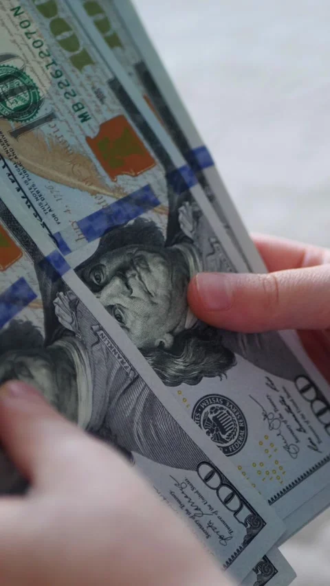 Vertical. A child's hands carefully handle play money Vidéo 304629296