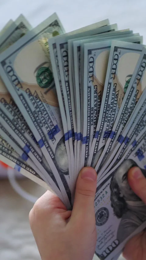 Vertical. A child's hands carefully handle play money Vidéo 304629403