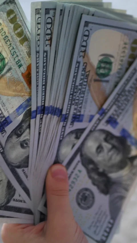 Vertical. A child's hands carefully handle play money Vidéo 304629413