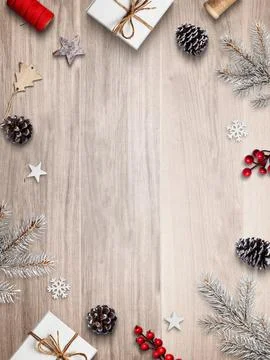 Vertical Christmas flat lay with pine cones, gifts, stars and red berries o.. Foto stock