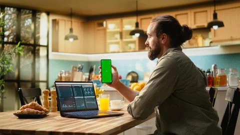 Vertical chroma key screen on smartphone used at home in kitchen 스톡 사진