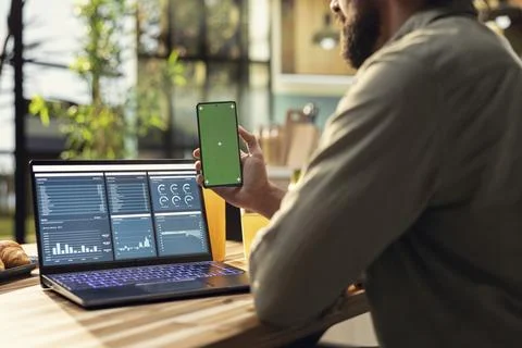 Vertical chroma key screen on smartphone used at home in kitchen 스톡 사진