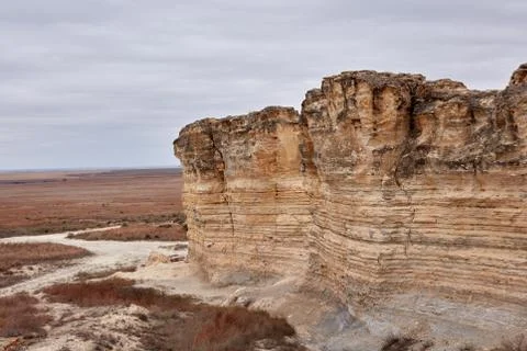Vertical cliffs of eroded limestone at Castle Rock Foto stock