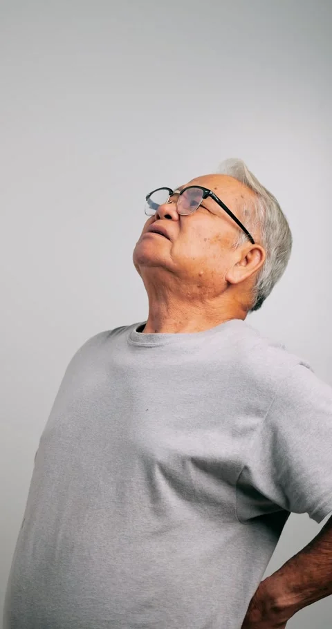 Vertical clip. An old Asian man has back pain after lifting a heavy object.	 Vídeos de archivo 261040993