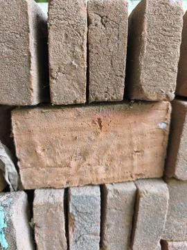 Vertical Close-up of Aged Terracotta Bricks Stacked, Showcasing Rough Texture Stock-Fotos