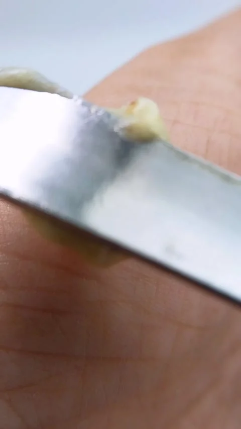 Vertical close up of applying a small amount of natural moisturizing cream .. Vídeo Stock 334874472