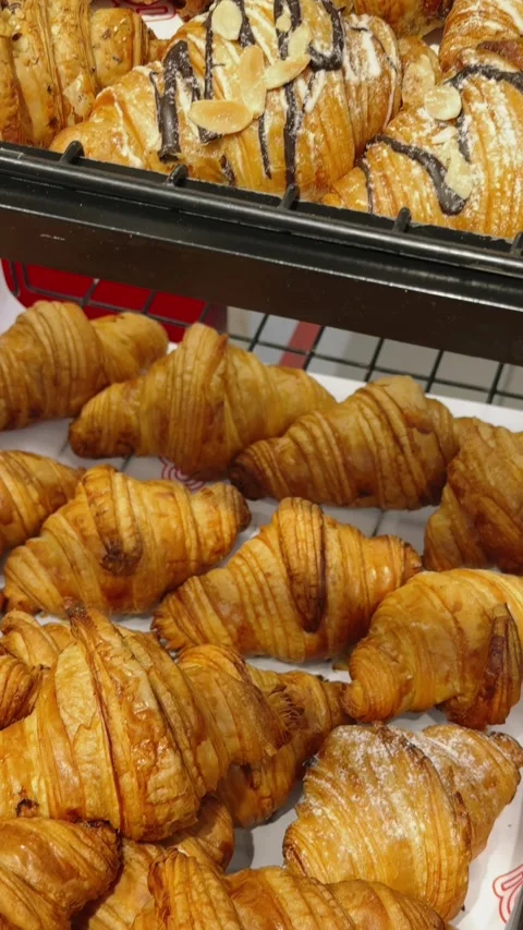 Vertical close up of bakery self service display with fresh croissants Vídeo Stock 343327328