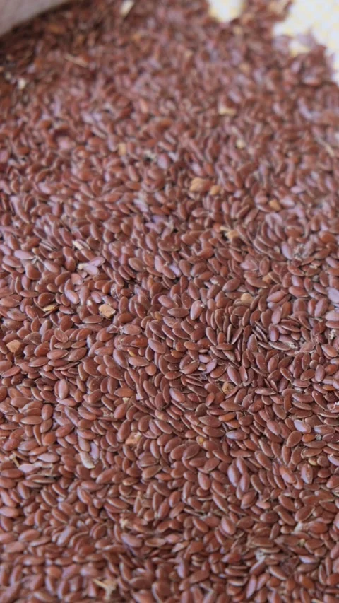 Vertical Close Up of Brown Flax Seeds Stockbeeldmateriaal 331621128