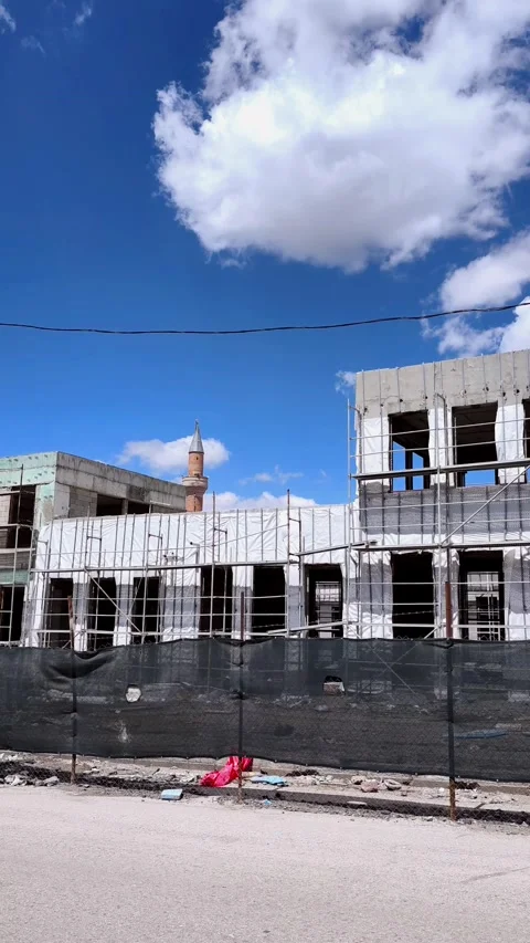 Vertical close-up of a building exterior under construction. Focuses on Vídeos de archivo 333908462